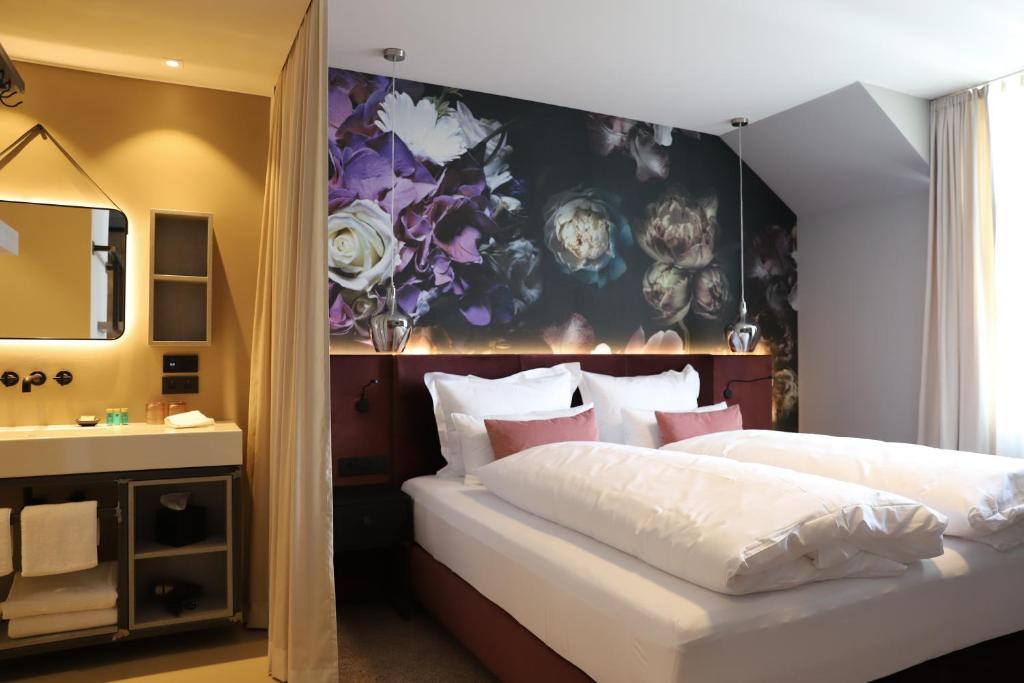 เตียงในห้องที่ Boutiquehotel Burg Adenbach & Alter Weinbau