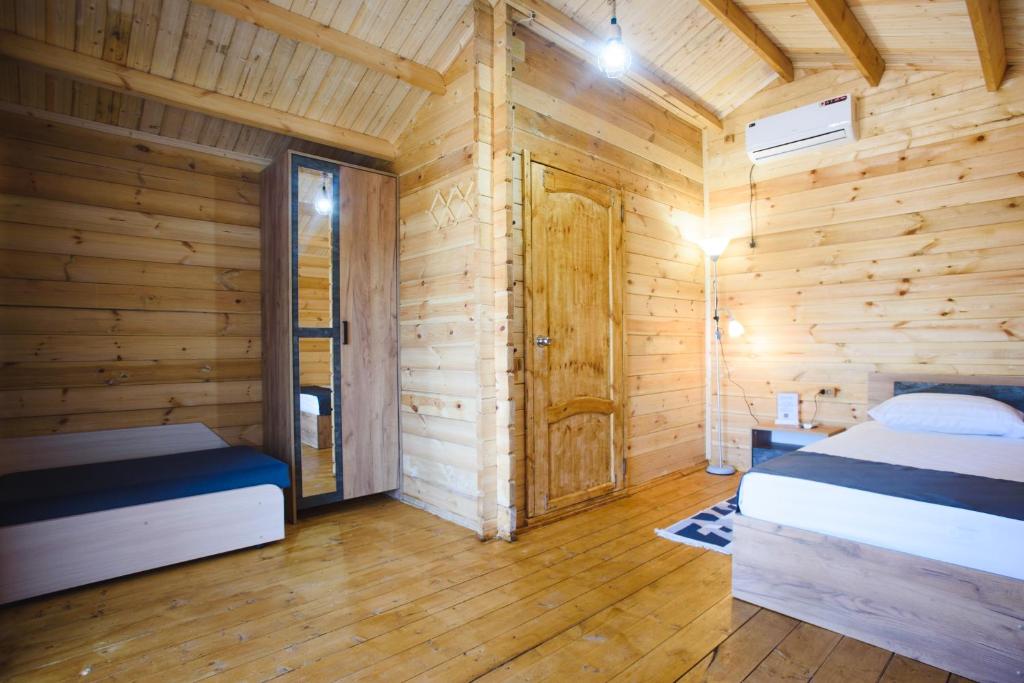 Alakhadzi的住宿－Эко-комплекс Эмилия，小木屋内带两张床的房间