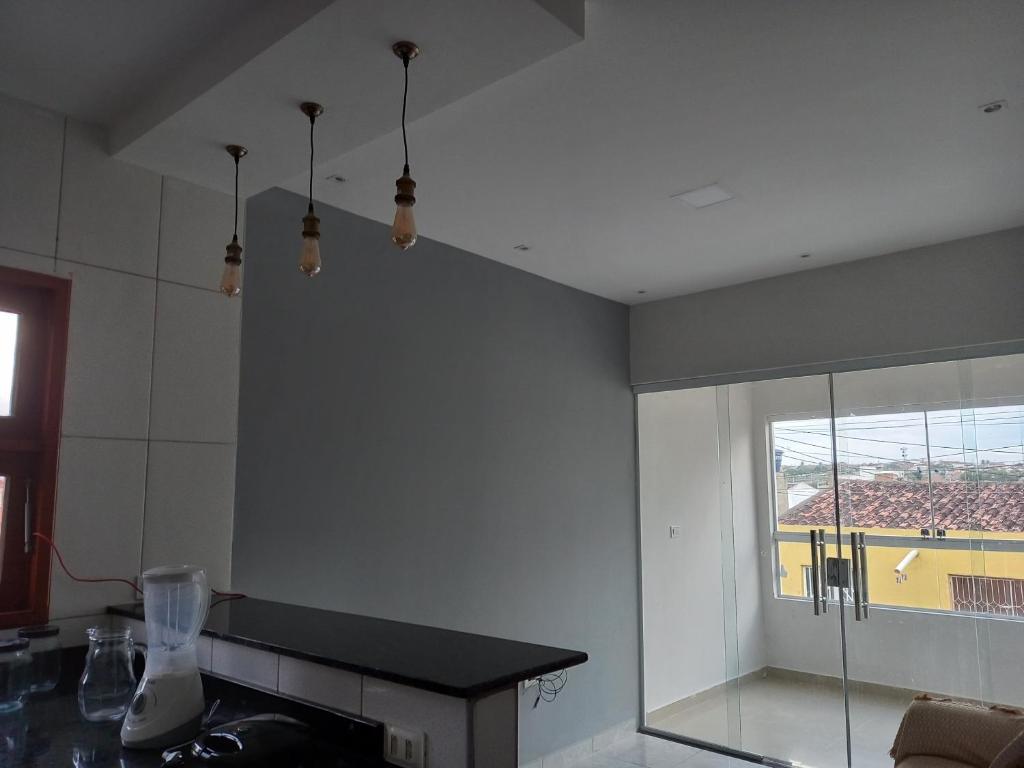 cocina con encimera y ventana en apartamento confortável, en Pesqueira