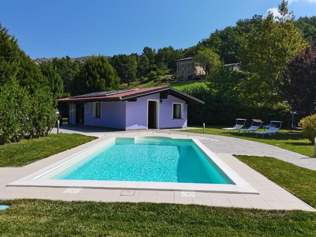 einen Pool im Hof eines Hauses in der Unterkunft Villa Giorgia in Borgo Val di Taro