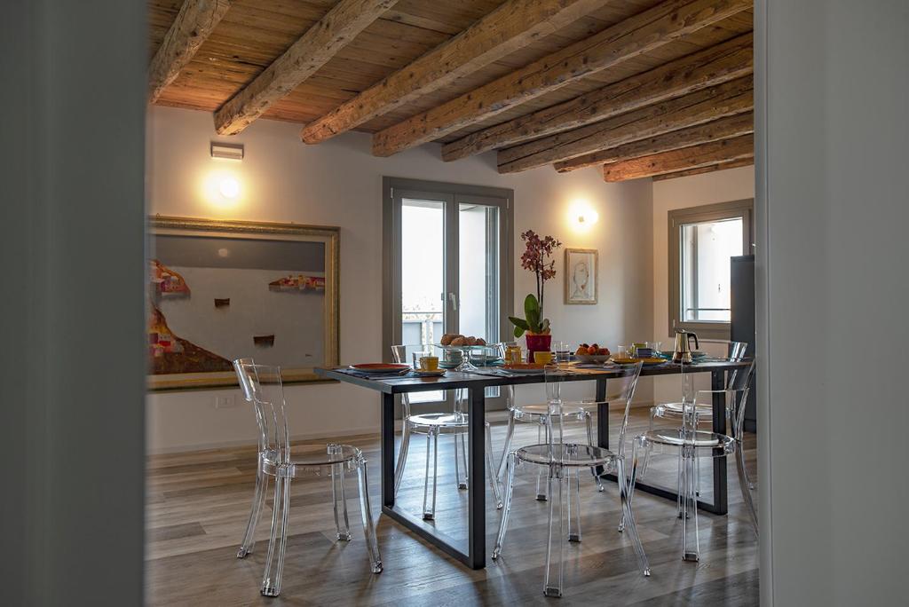 Un comedor con mesa y sillas en Il Re Della Cantina Appartamenti, en Crocetta del Montello