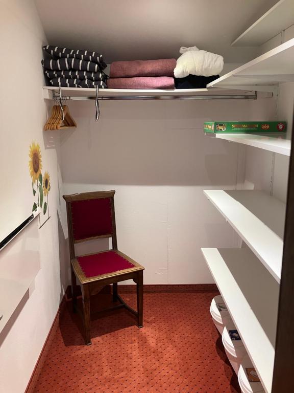 Palanda nebo palandy na pokoji v ubytování Haus Plankensteiner