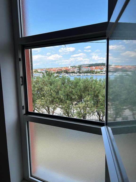 uma janela num quarto com vista para a água em Apartman Filip em Bibinje