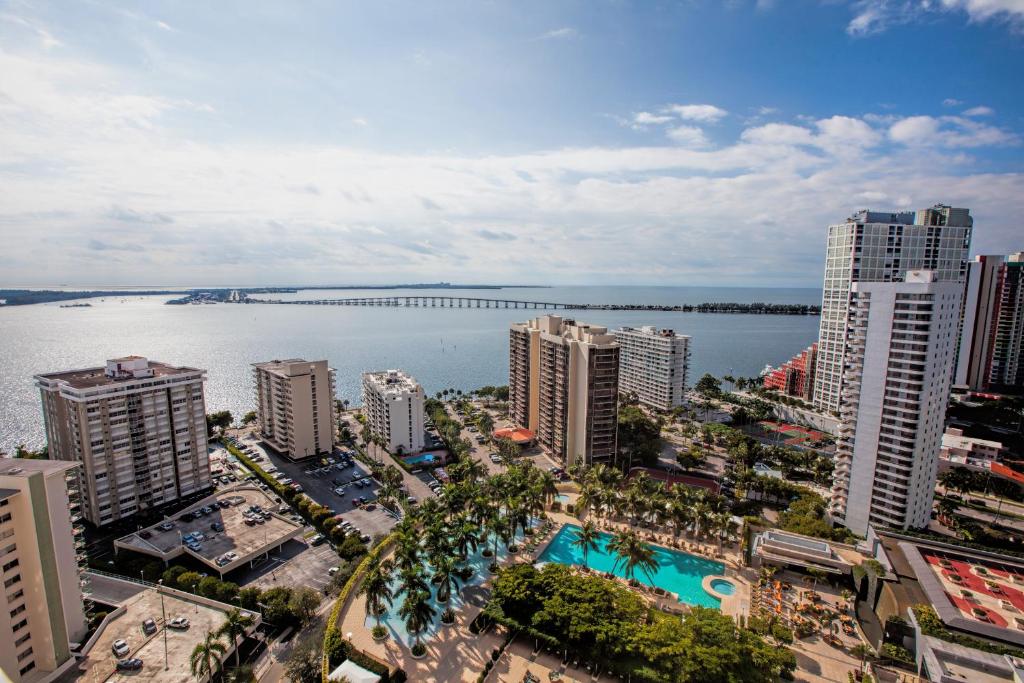 una vista aérea de una ciudad con un cuerpo de agua en Fortune House Hotel Suites, en Miami