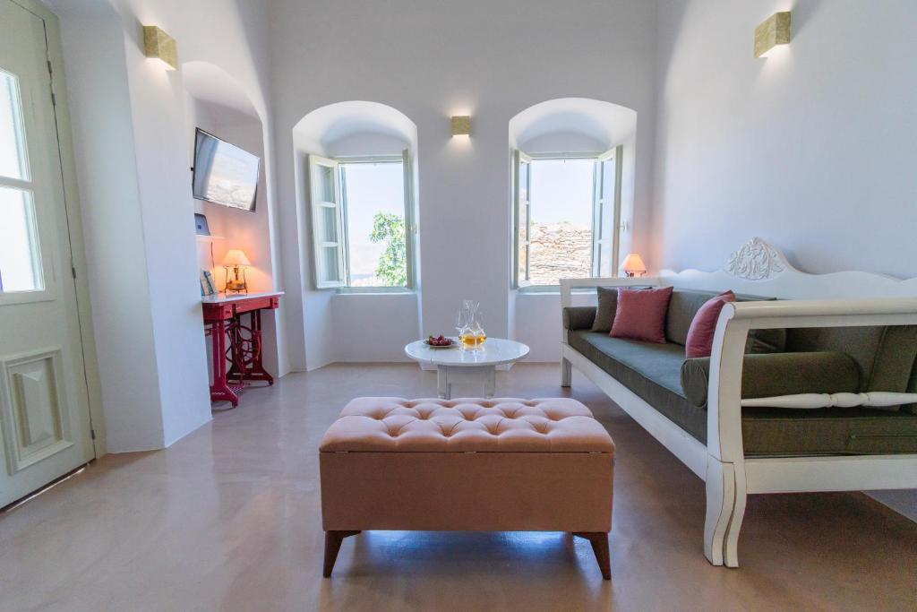 een woonkamer met een bank en een tafel bij LA CASA DI MARCONI in Symi