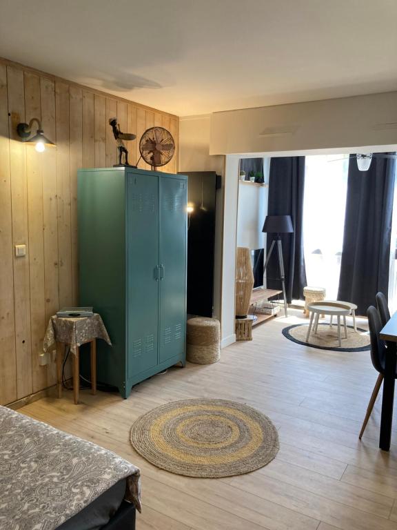 un salon avec une armoire verte et une chambre avec dans l'établissement Tournamy Les Olivier, à Mougins