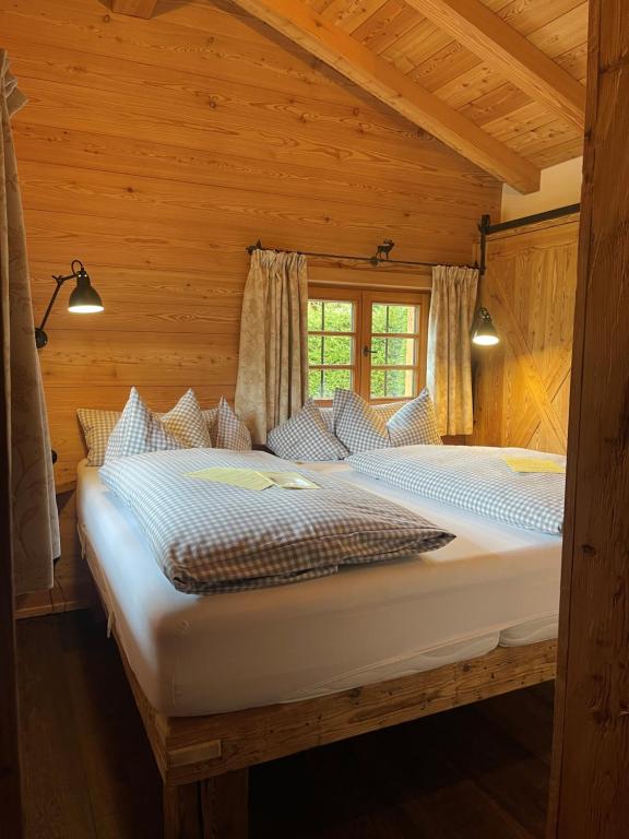 Postel nebo postele na pokoji v ubytování Hotel Maier zum Kirschner