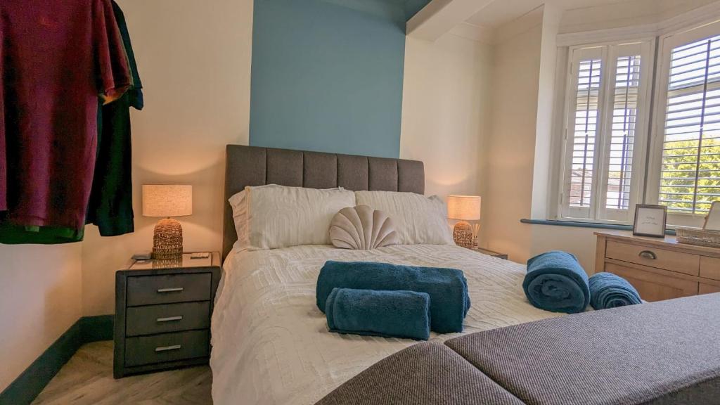 小荷蘭的住宿－The Retreat，一间卧室设有一张大床和两个窗户。