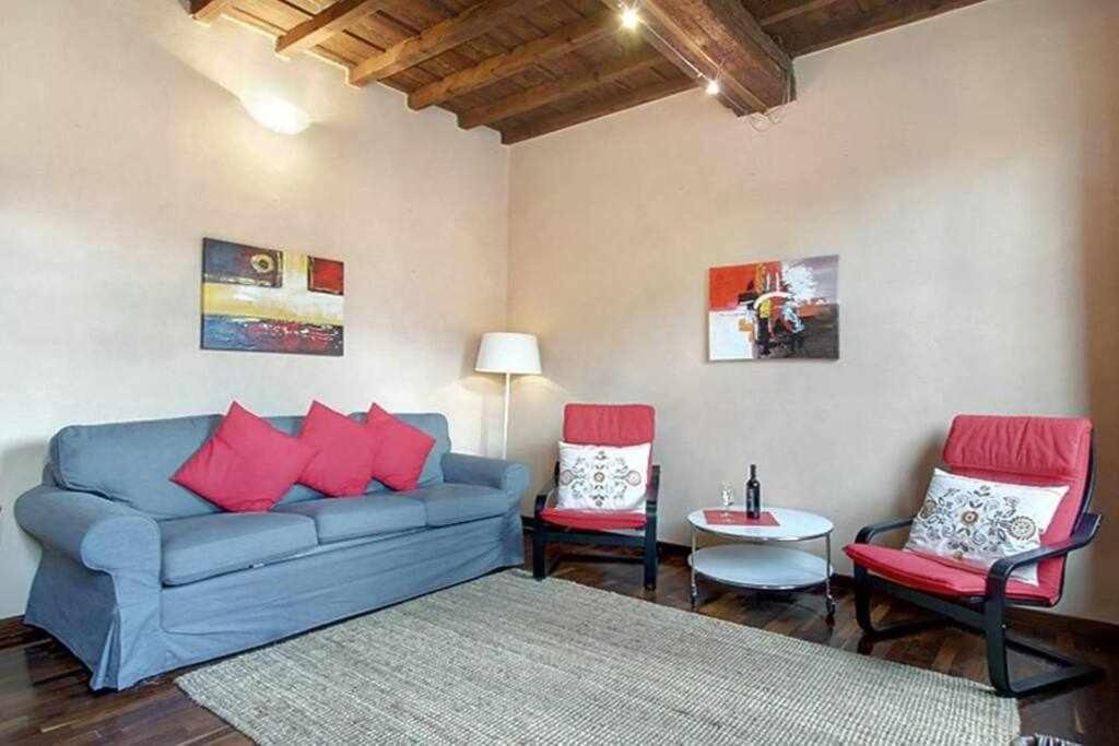 A seating area at Via Panzani Apartment Near The train station