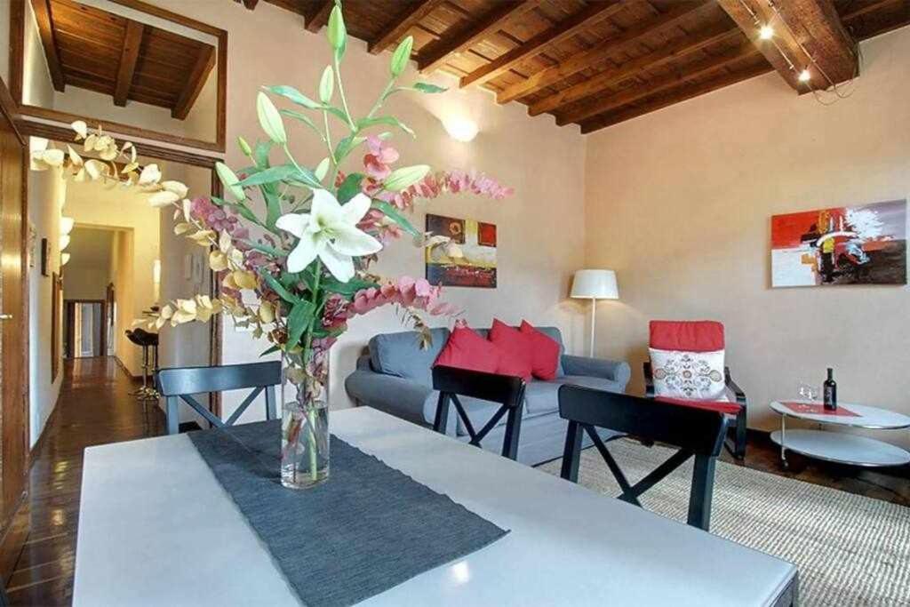 A seating area at Via Panzani Apartment Near The train station