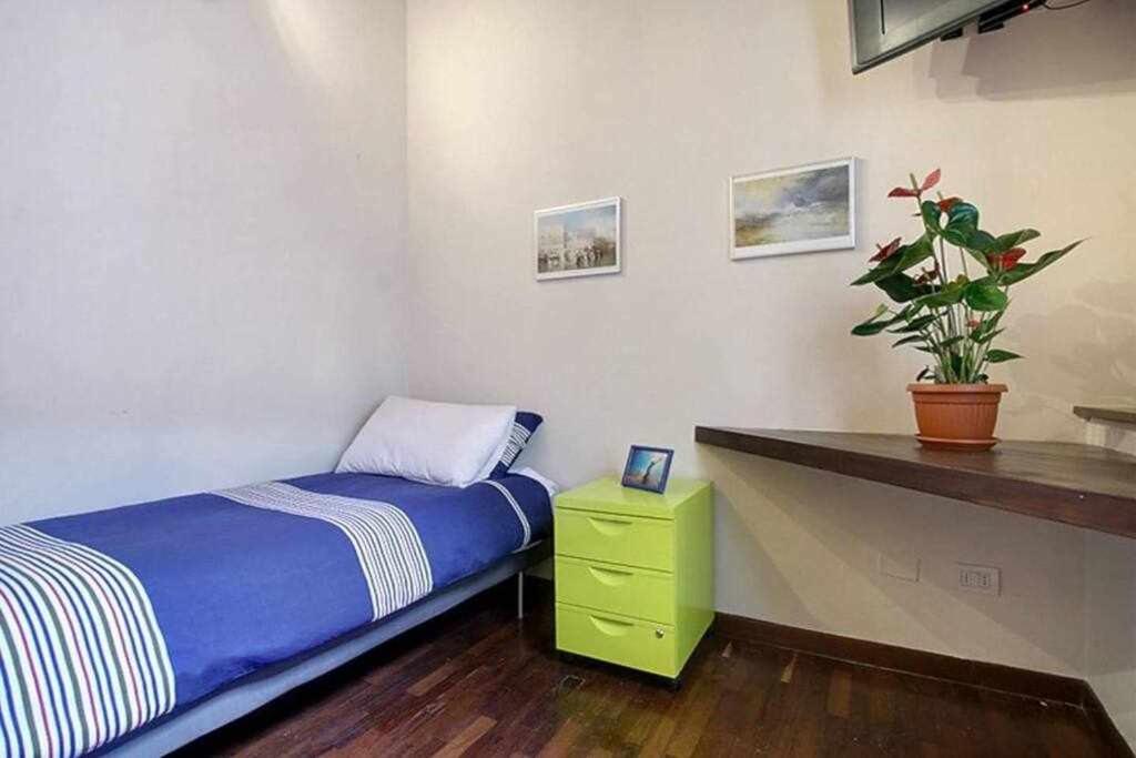 A bed or beds in a room at Via Panzani Apartment Near The train station