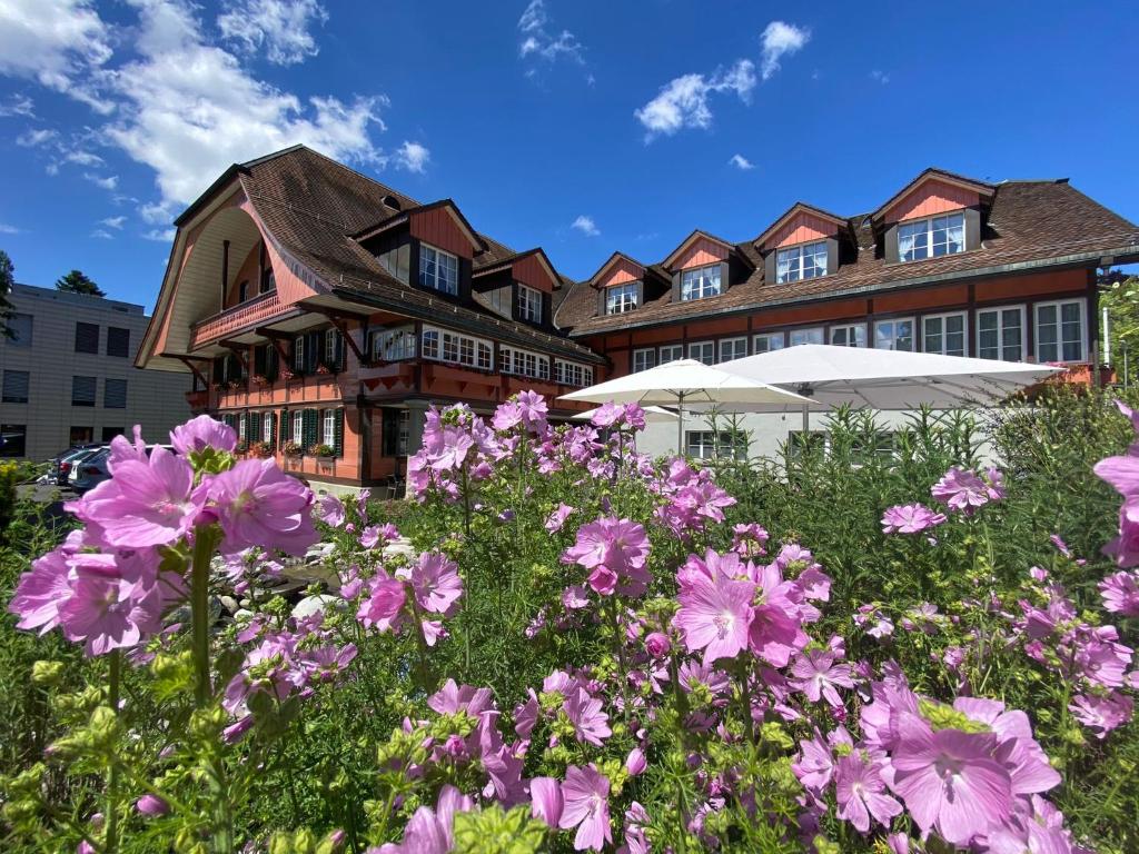 ein Blumenfeld vor einem Gebäude in der Unterkunft Hotel & Restaurant STERNEN MURI bei Bern in Bern