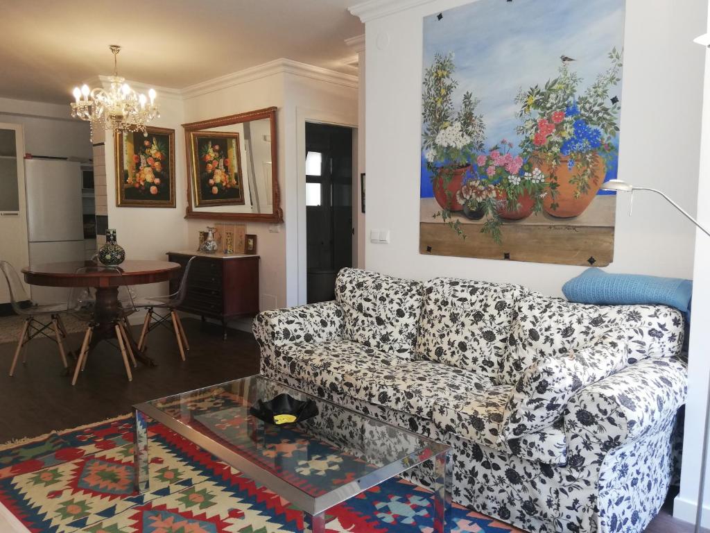uma sala de estar com um sofá e uma mesa em PLAYA DEL PALO, MIRAMAR em Málaga