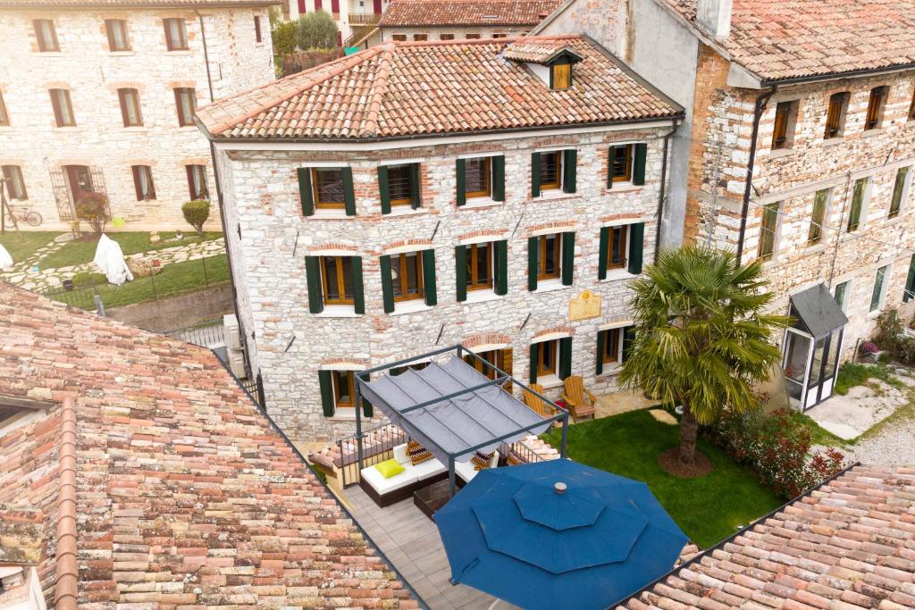 an overhead view of a building with an umbrella at Alilandia - Casa Vacanza in Valdobbiadene