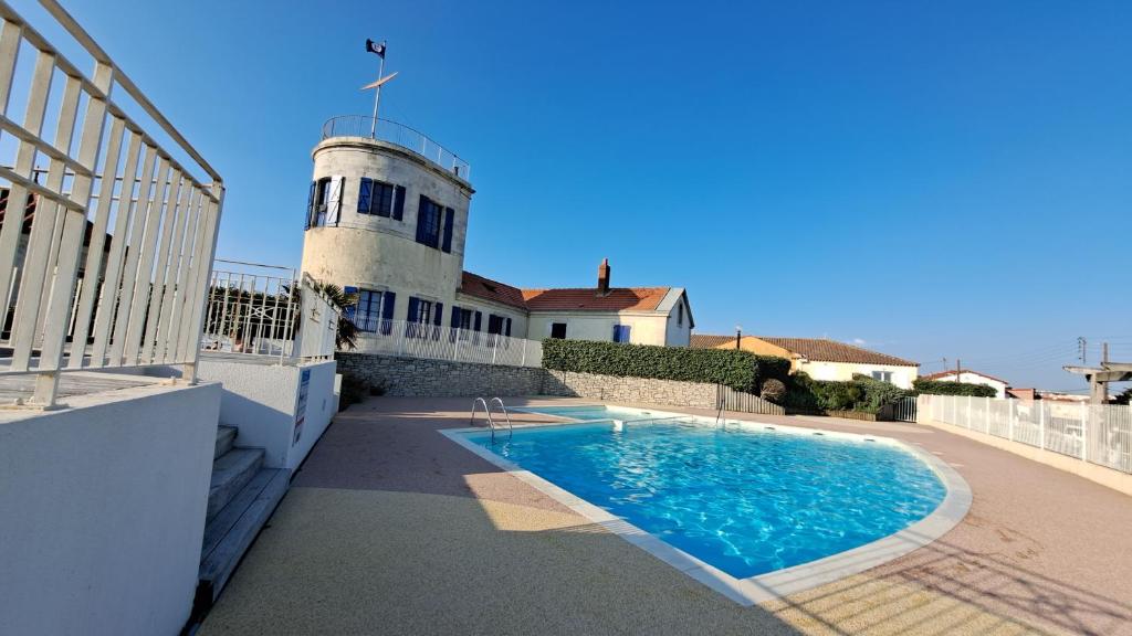 Bazén v ubytovaní Appartement 6 personnes les Sables d'Olonne alebo v jeho blízkosti