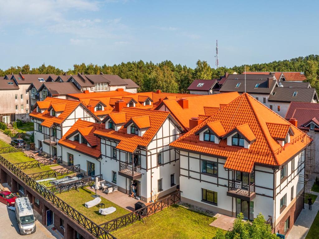 einen Blick über ein Gebäude mit orangefarbenen Dächern in der Unterkunft Urbas Sea view apartment in Nida