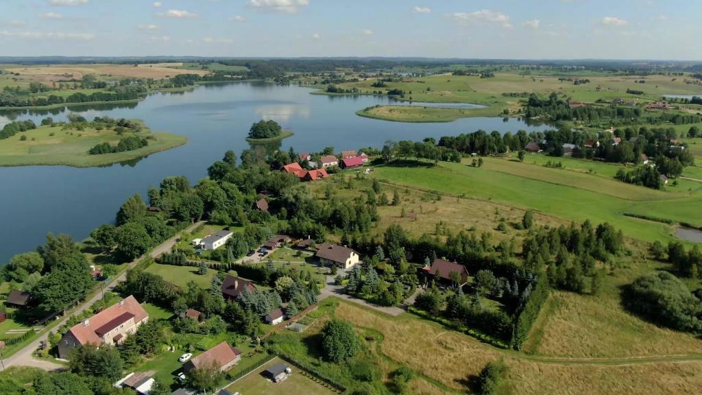 Luftblick auf ein Dorf auf einem See in der Unterkunft OSTOJA RYCERSKA 