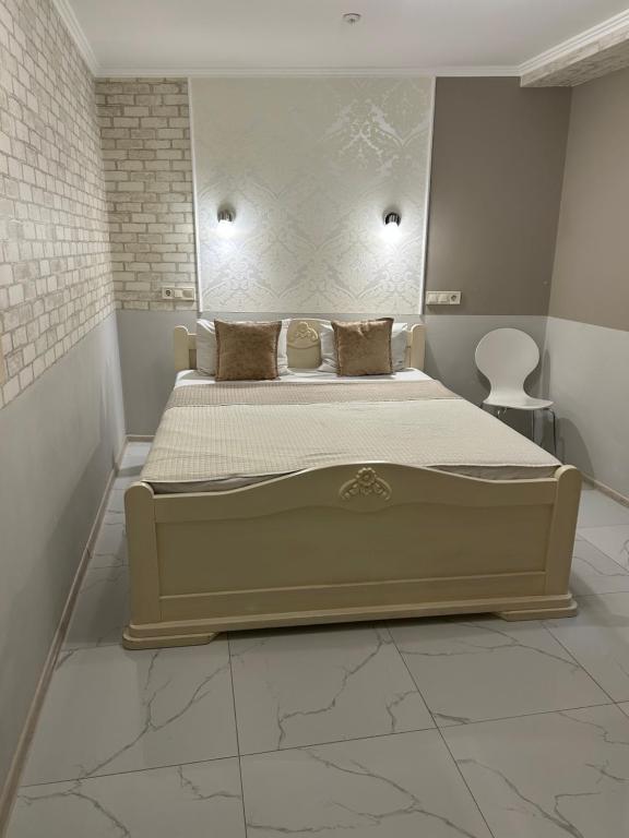 ein Schlafzimmer mit einem großen Bett in einem Zimmer in der Unterkunft Budget Family Hotel in Lwiw