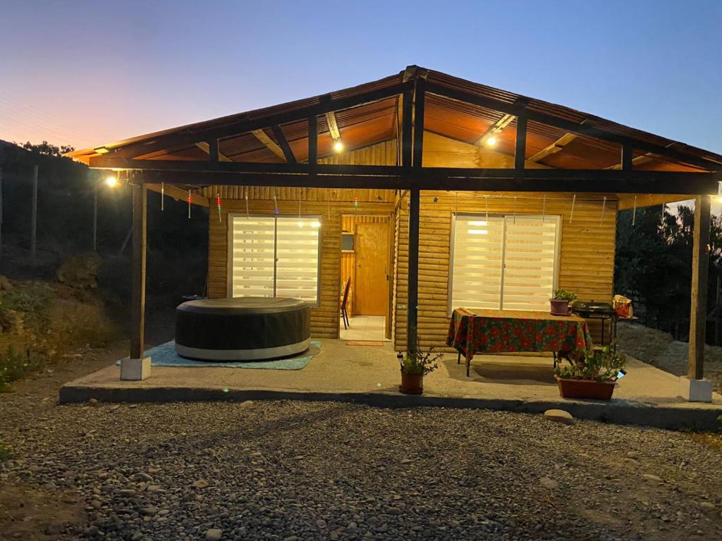 ein kleines Haus mit großer Badewanne davor in der Unterkunft Cabañas Freirina in Freirina