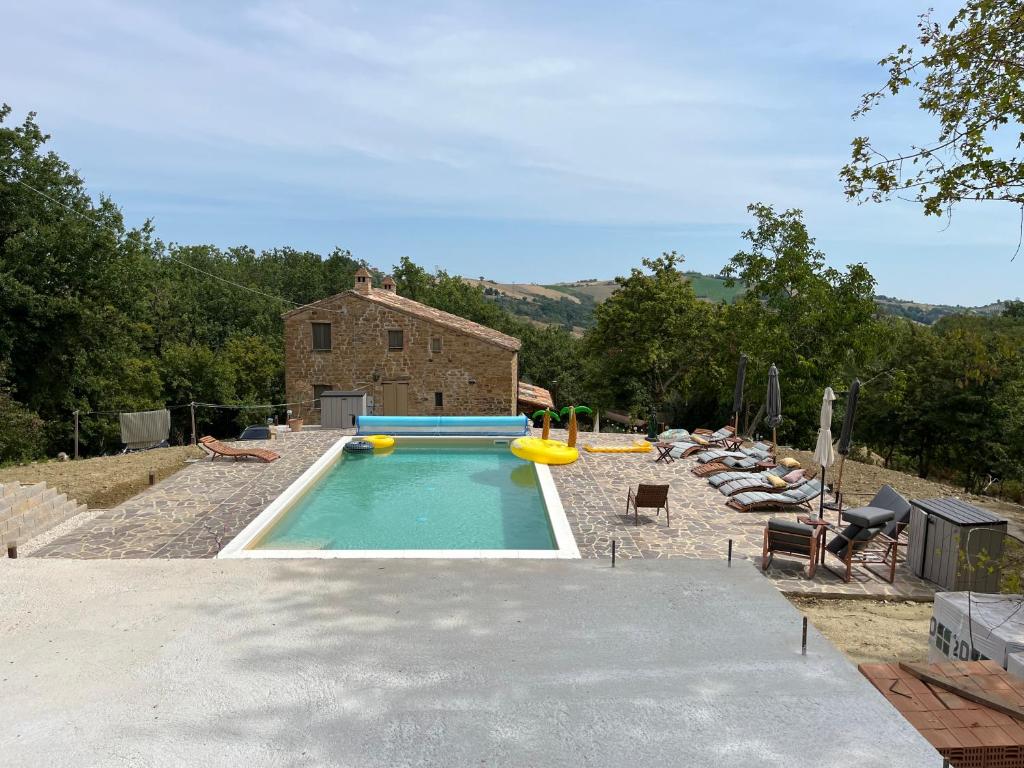 uma piscina com escorrega e um parque infantil em Casa Al Fondo em Gualdo di Macerata