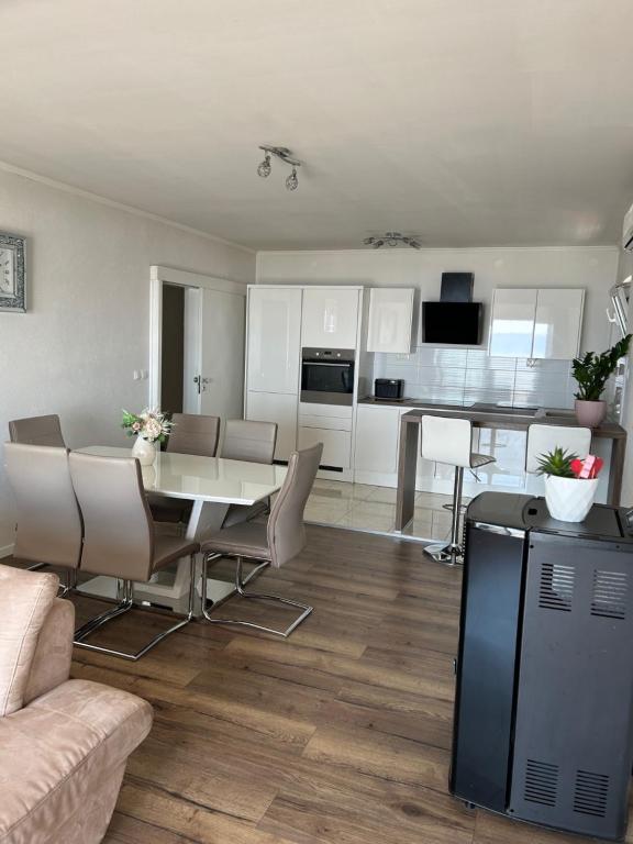 Kuchyň nebo kuchyňský kout v ubytování Apartmani Tomaš
