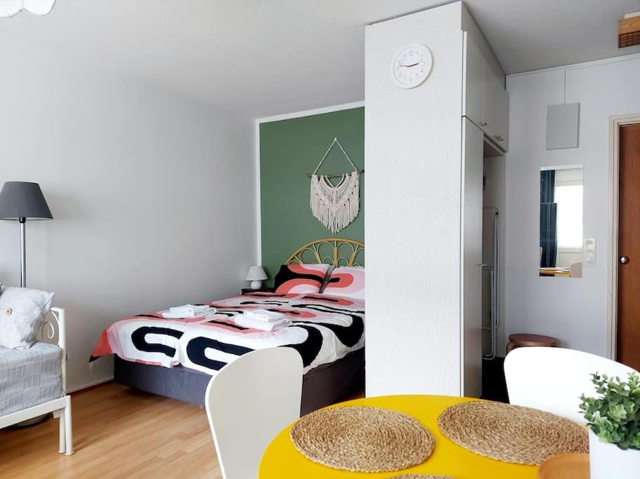 Postel nebo postele na pokoji v ubytování Studio Joensuu city center, balcony, free parking