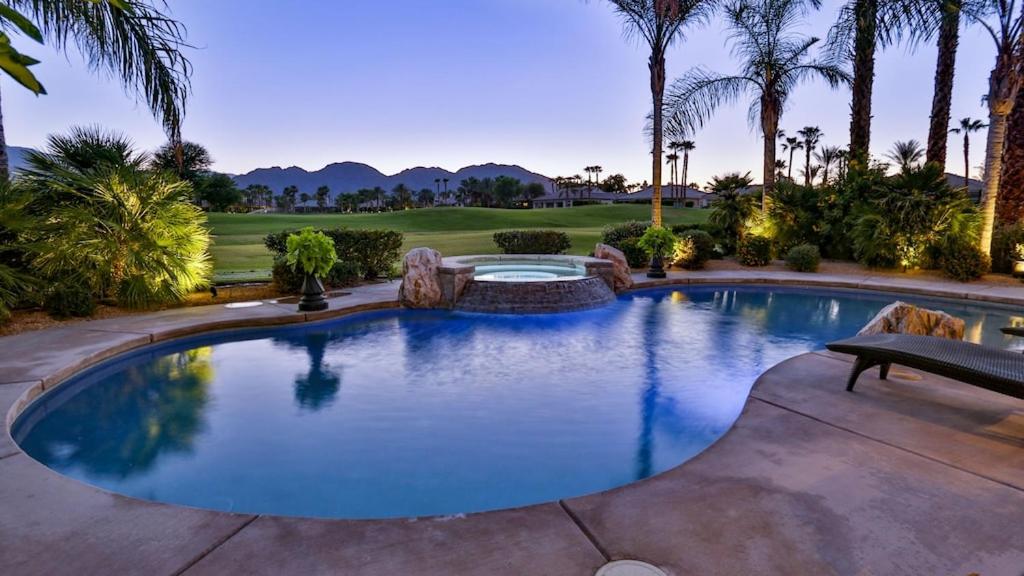 Upscale West Facing Mountain Views 4 Bedrooms 3 Kings + 1 Queen