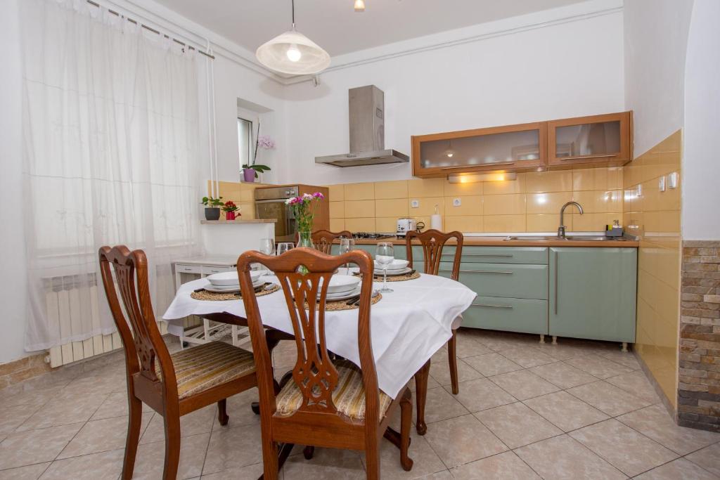 A cozinha ou kitchenette de Dinos Place
