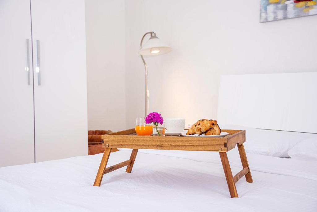 Uma cama ou camas num quarto em Dinos Place