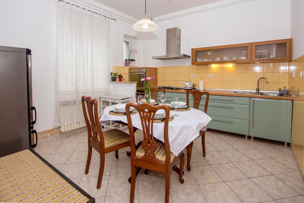 A cozinha ou kitchenette de Dinos Place