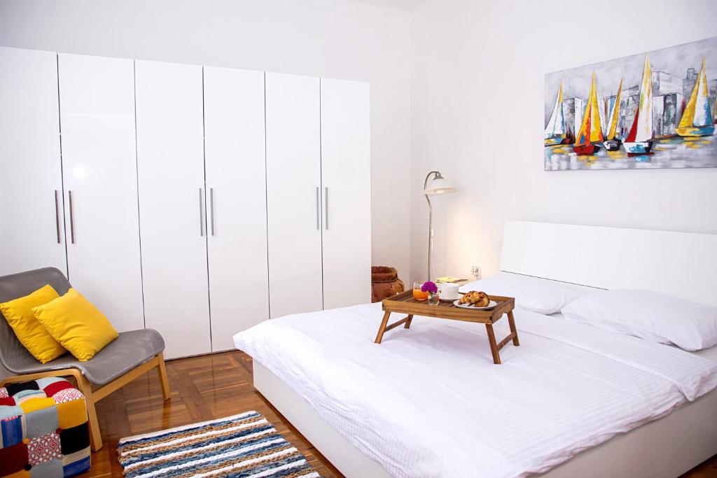 um quarto com uma cama com uma mesa e uma cadeira em Dinos Place em Zadar