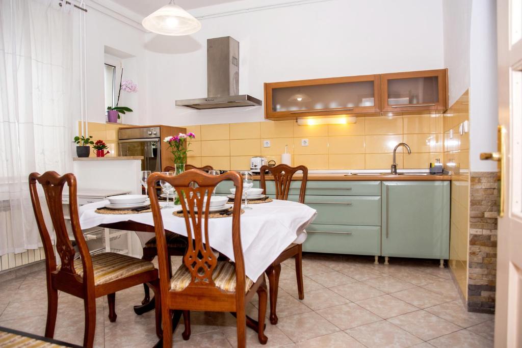 A cozinha ou kitchenette de Dinos Place