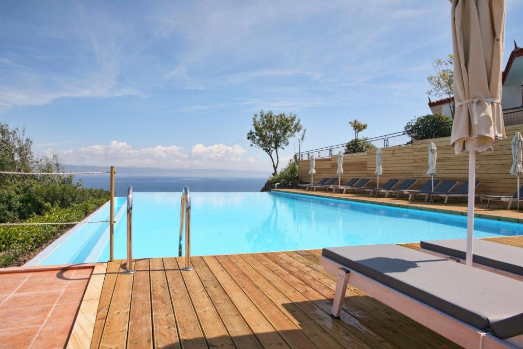 Bazén v ubytování Belvedere Aeolis Hotel nebo v jeho okolí