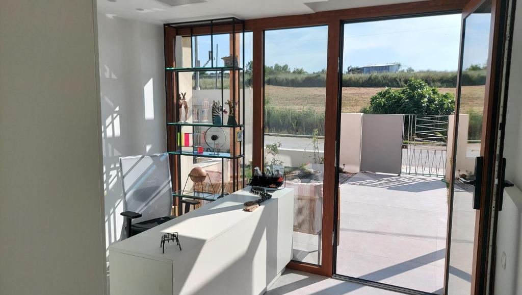 TV a/nebo společenská místnost v ubytování Kynara Elegant Living