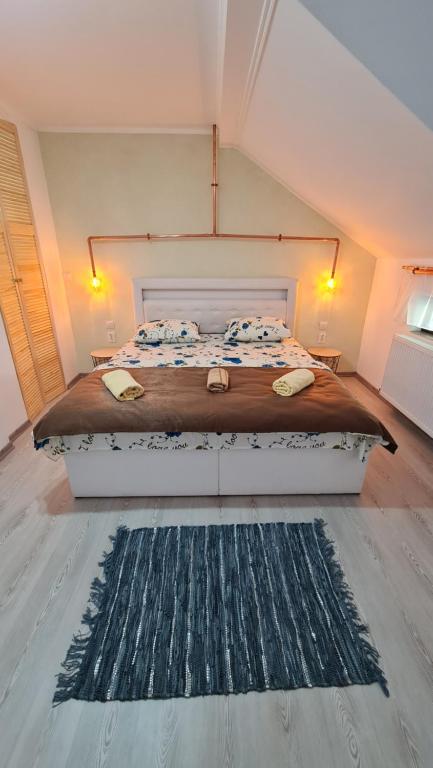 um quarto com uma cama grande num sótão em Pomiculturii Residence 8 em Timisoara