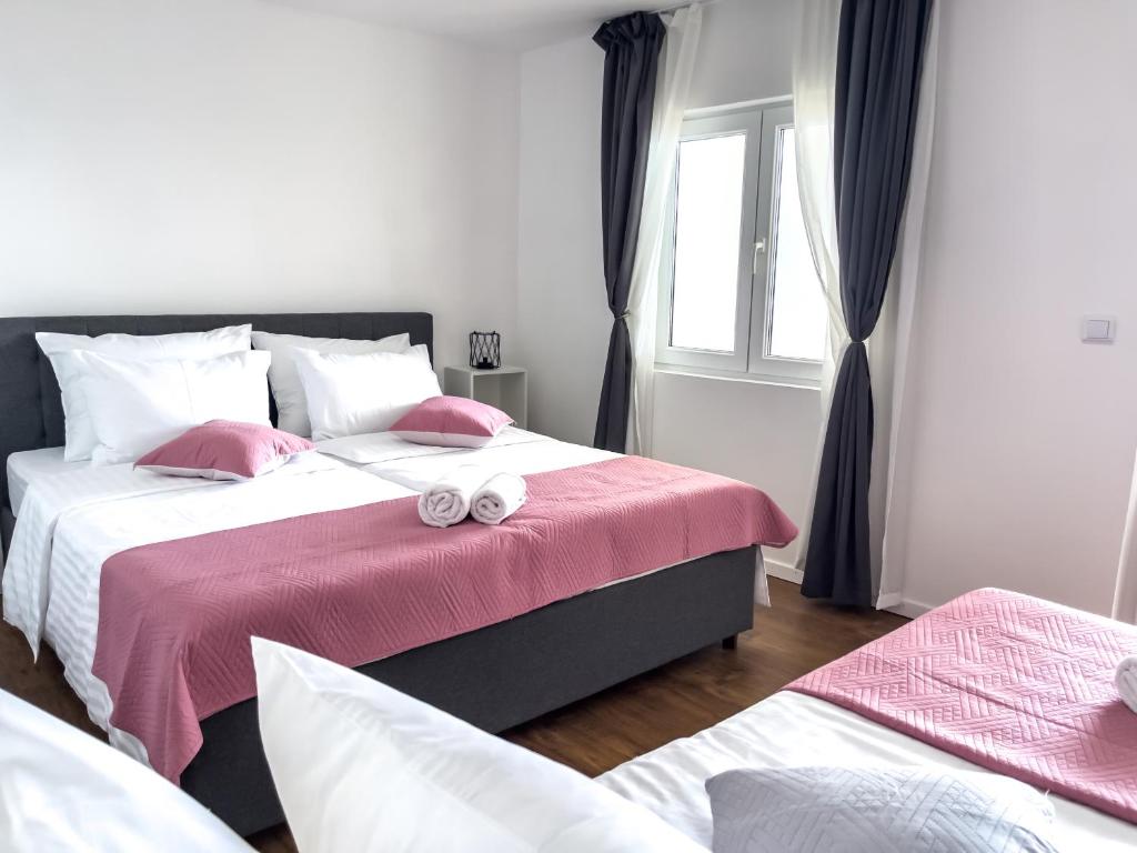 Postel nebo postele na pokoji v ubytování Apartments Goro