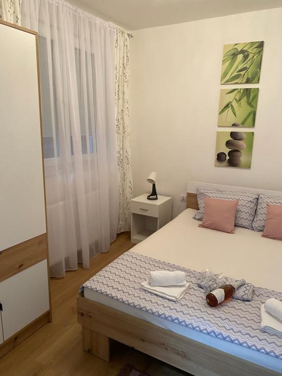 A bed or beds in a room at Apartman Popović