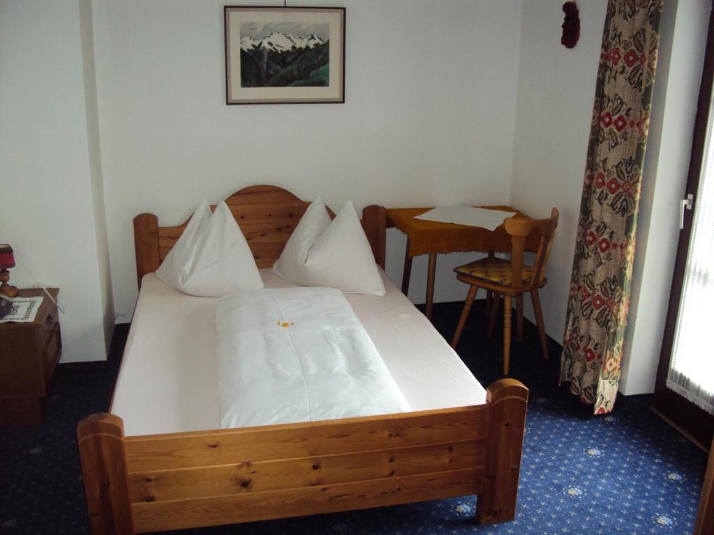 Postel nebo postele na pokoji v ubytování Hotel-Garni Kaiserhof