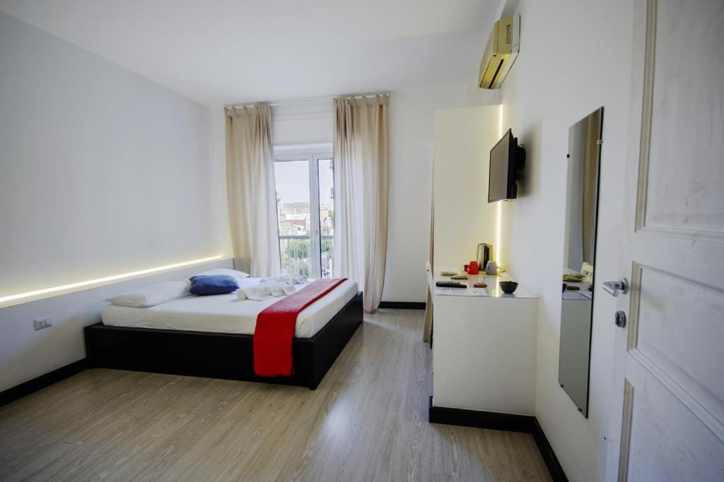 1 dormitorio con cama y ventana grande en Centro Città Concept, en Bari