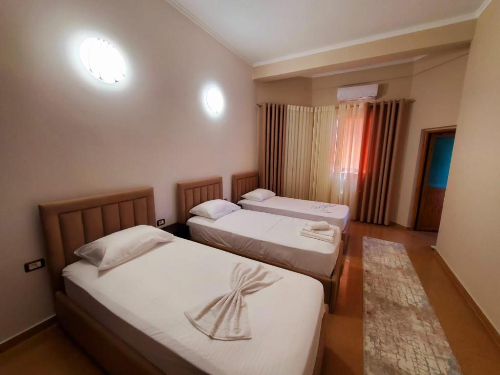 Postel nebo postele na pokoji v ubytování Hotel Vila Maledhi