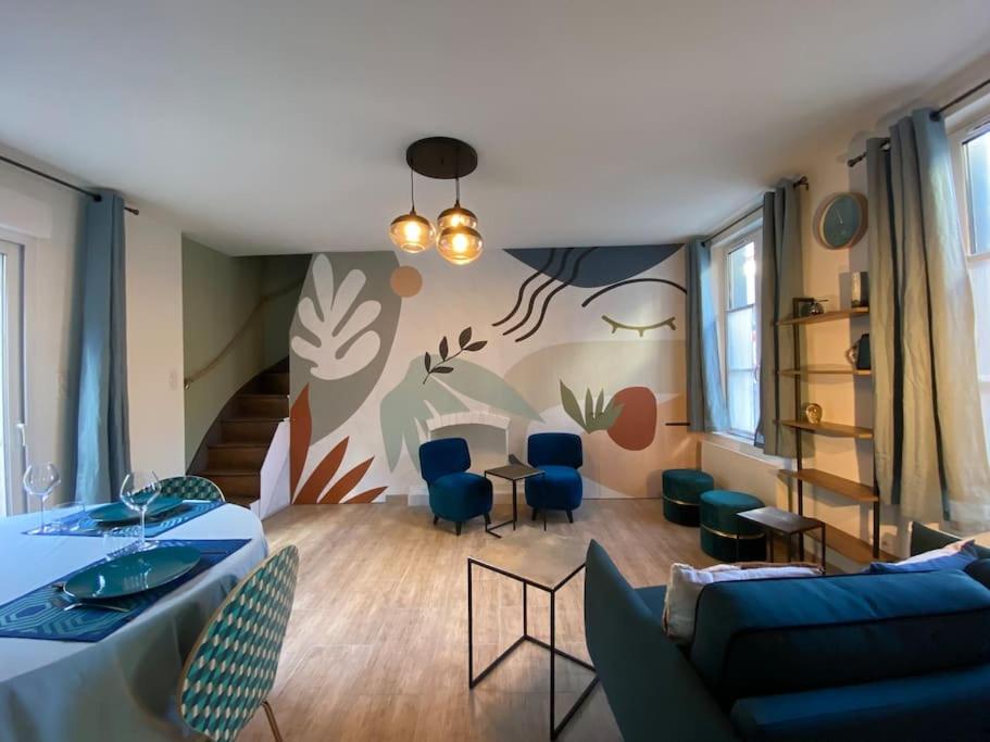 un salon avec un canapé, une table et des chaises dans l'établissement Luminieuse maison de pêcheur avec terrasse, à Saint-Valery-sur-Somme