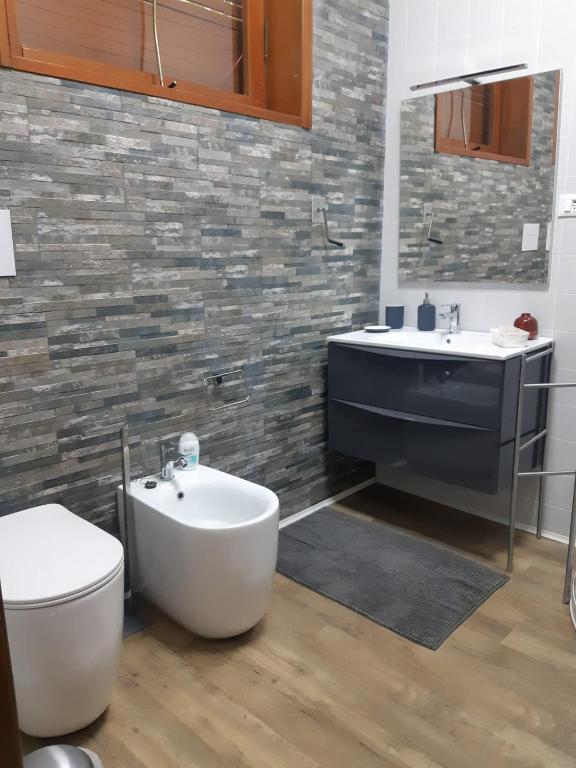 łazienka z toaletą i umywalką w obiekcie Appartamento in villa w mieście Caltanissetta