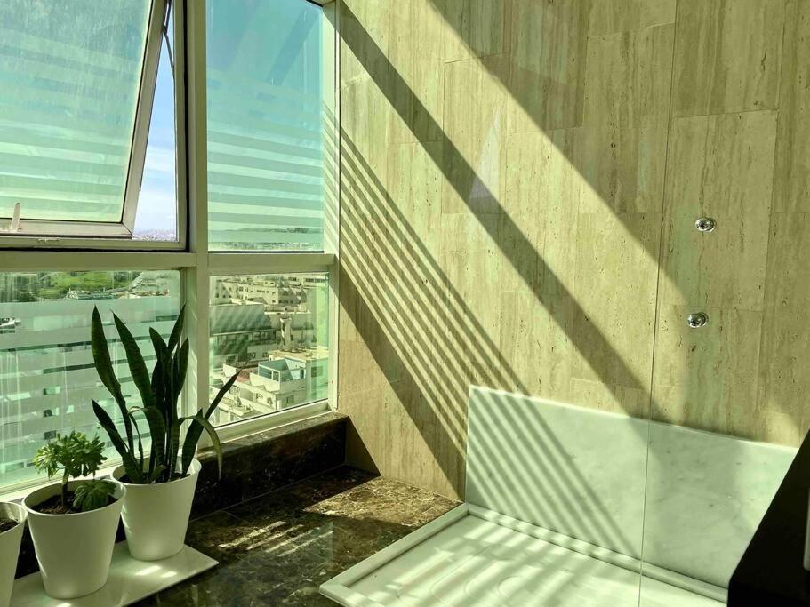 Ein Balkon oder eine Terrasse in der Unterkunft Exquisite Top Floor Apartment in the Bay of Tanger