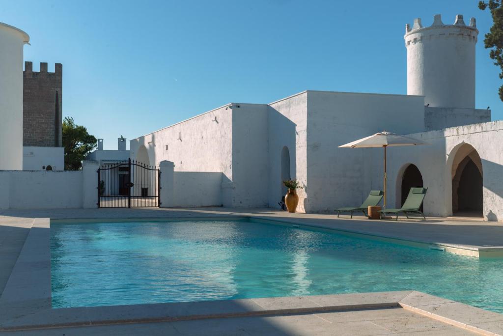 Bazén v ubytování Masseria Rescio nebo v jeho okolí