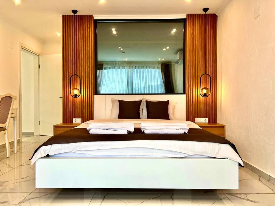 Gala açık ve kapalı havuzu bulunan lüks villa