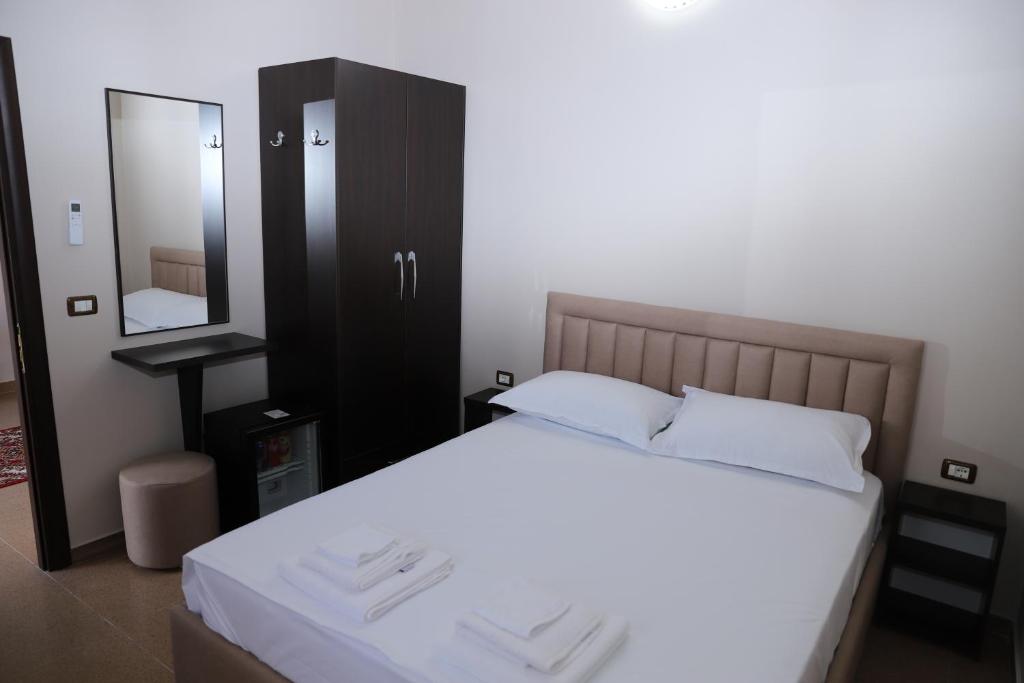 Postel nebo postele na pokoji v ubytování Hotel Vila Maledhi