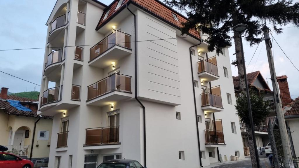un edificio blanco con balcones. en Vila Pčelica Petra en Soko Banja