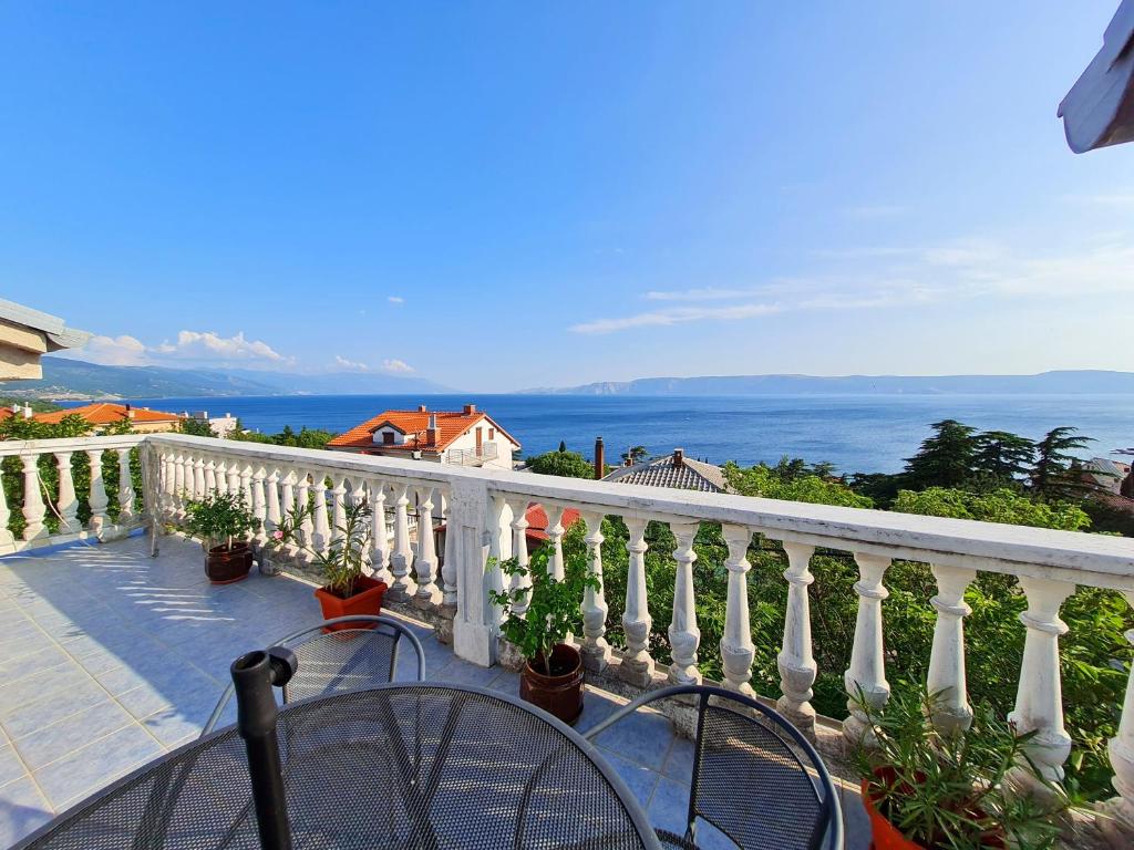 balcón con mesa y vistas al océano en Apartman Tea, en Novi Vinodolski