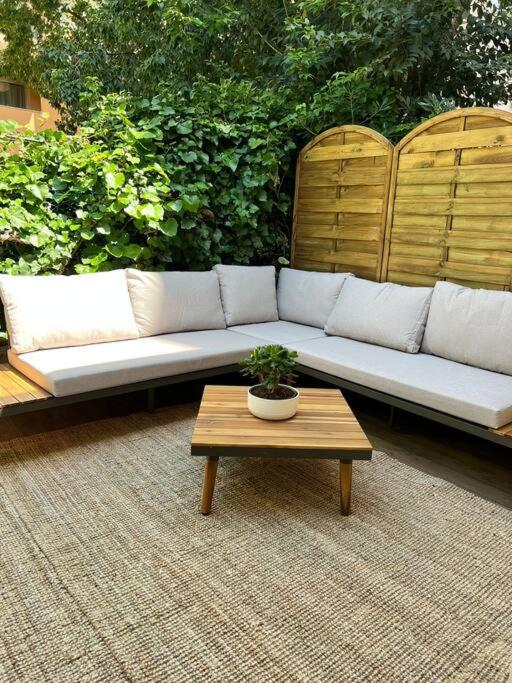 un canapé blanc assis devant une table dans l'établissement Appartement Centre ville Menton, à Menton