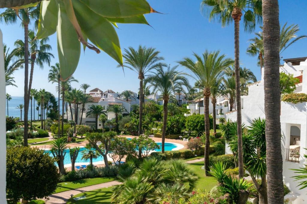 Bazén v ubytovaní Relax Alcazaba Beach Apartment alebo v jeho blízkosti